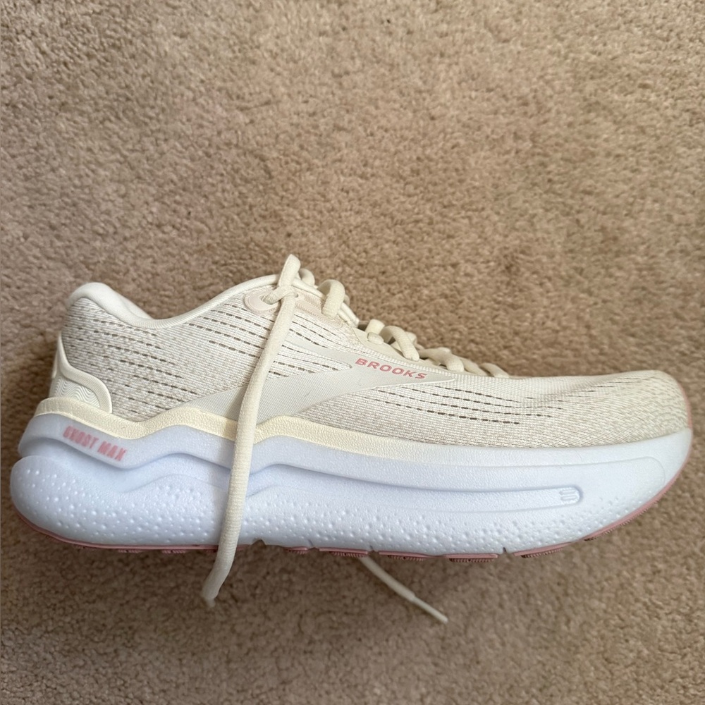 Brand new size 7.5Brooks tennis shoes
Cream color